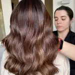 Foto di donna con capelli medi castano medio mogano o violino