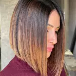 Foto di donna con capelli corti castano chiaro dorato