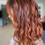 Foto di donna con capelli medi rosso chiaro