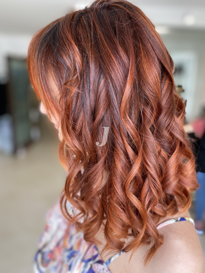 Foto di donna con capelli medi rosso chiaro