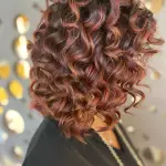 Foto di donna con capelli medi rosso chiaro