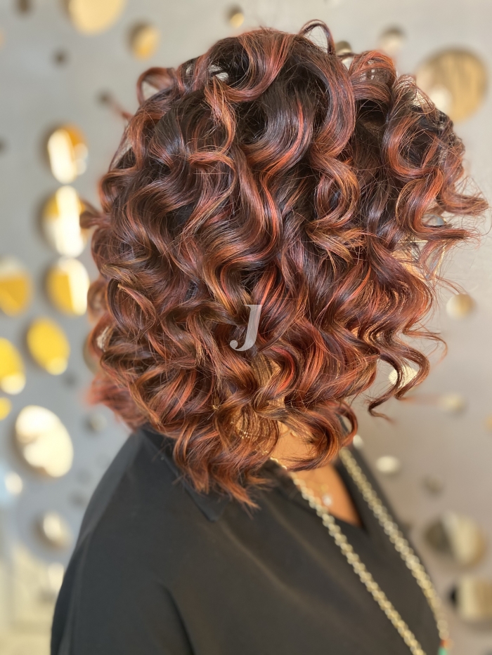 Foto di donna con capelli medi rosso chiaro