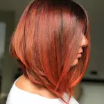 Foto di donna con capelli medi rosso chiaro