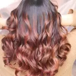 Foto di donna con capelli medi rosso chiaro