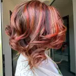 Foto di donna con capelli corti rosso chiaro