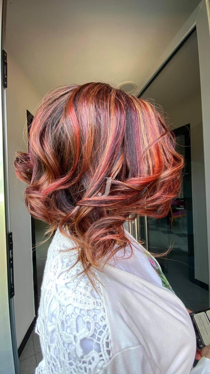 Foto di donna con capelli corti rosso chiaro