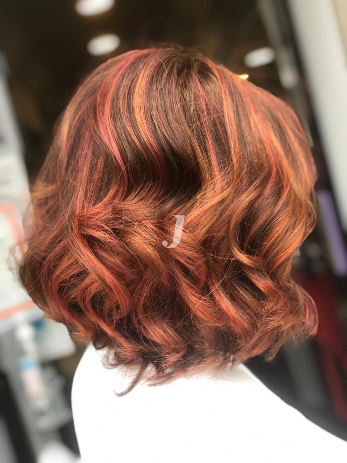 Foto di donna con capelli corti rosso chiaro