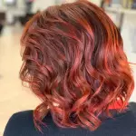 Foto di donna con capelli corti rosso chiaro